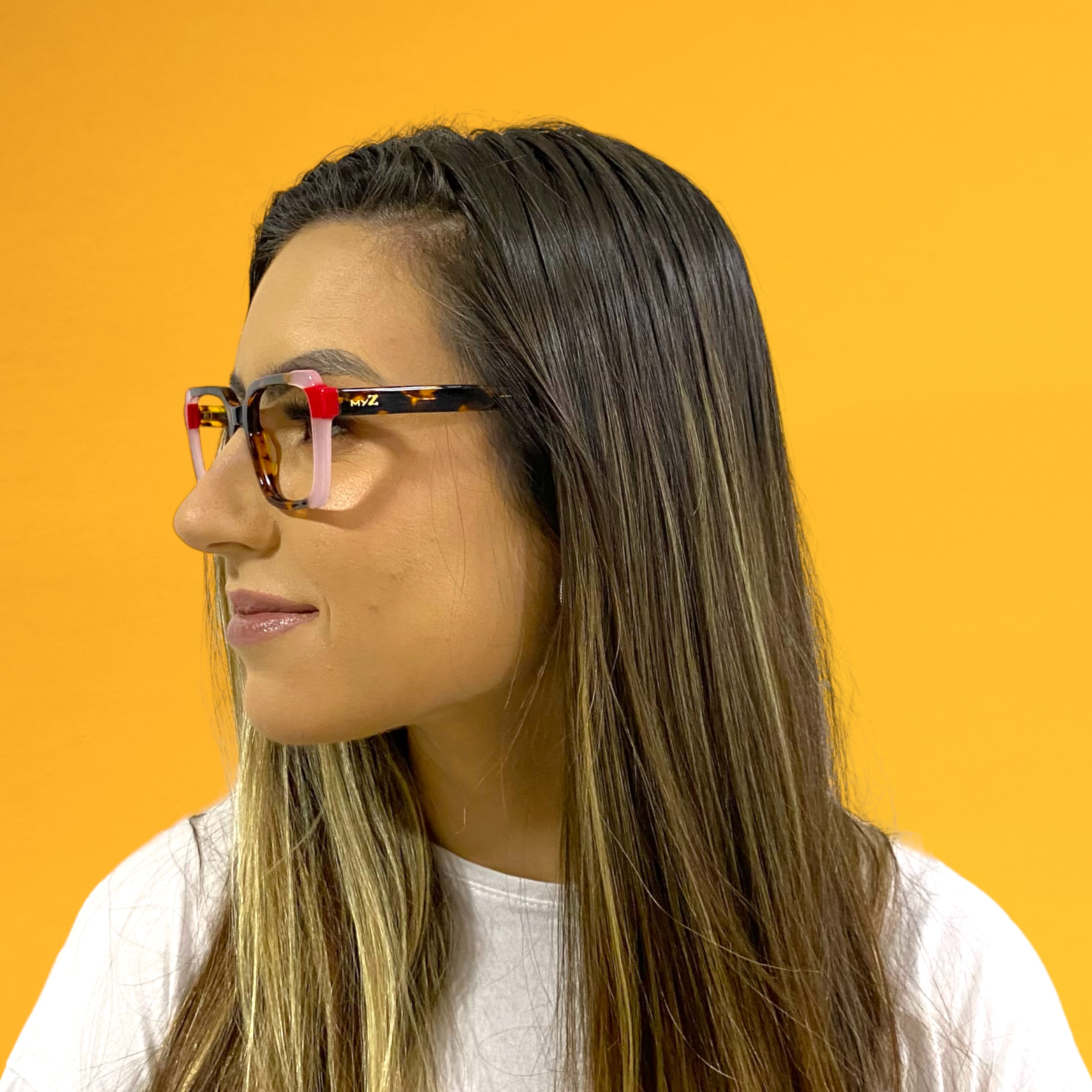 Óculos MYZ QUADRADO MARROM TARTARUGA COM DETALHES ROSA E VERMELHO - Imagem 4